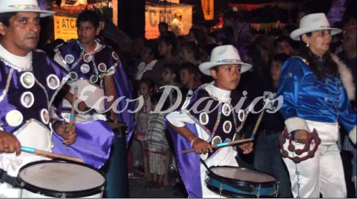 Murgas y números artísticos en la fiesta de carnaval de Quequén