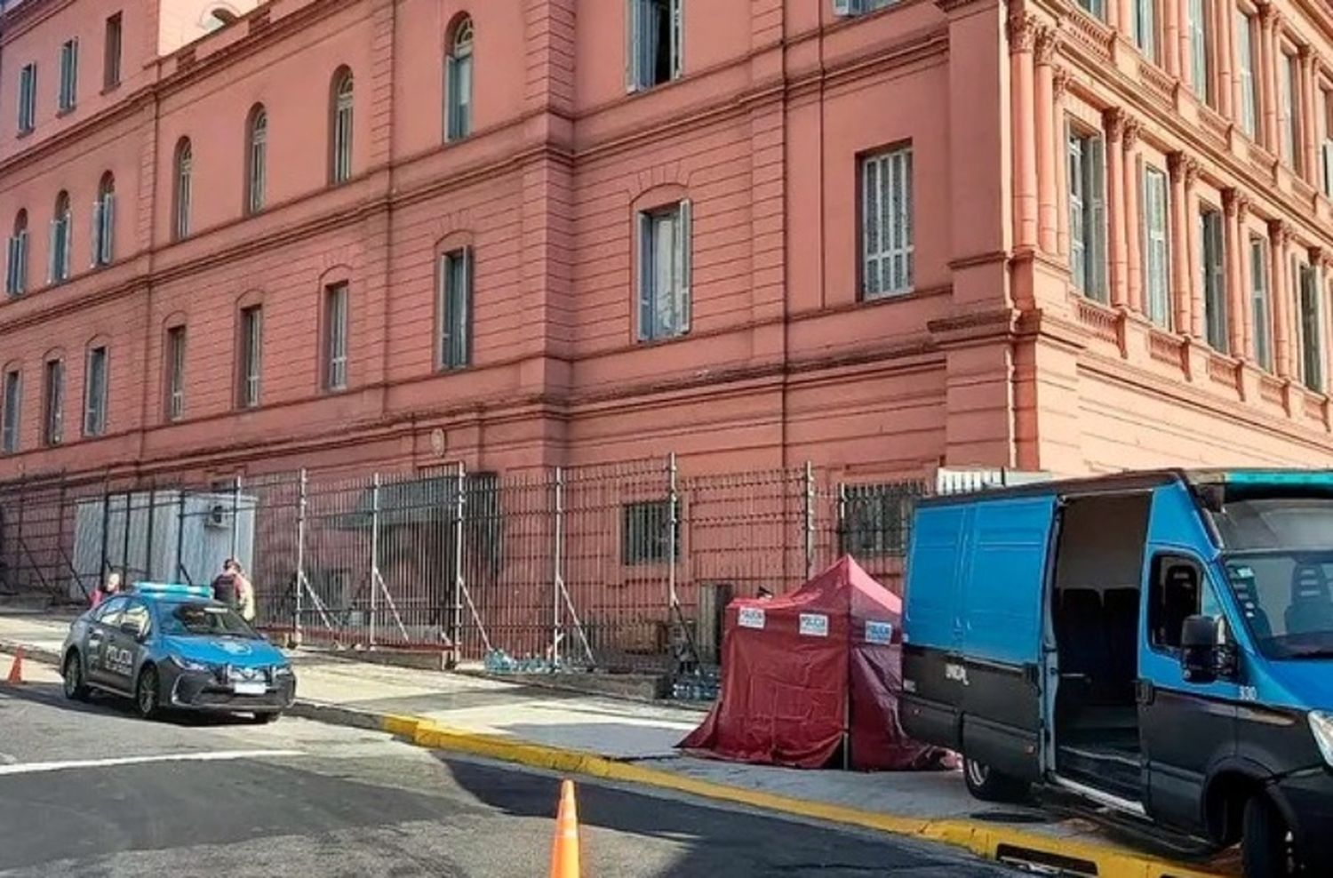 Murió una beba de tres meses que dormía en la calle con sus padres a metros de la Casa Rosada