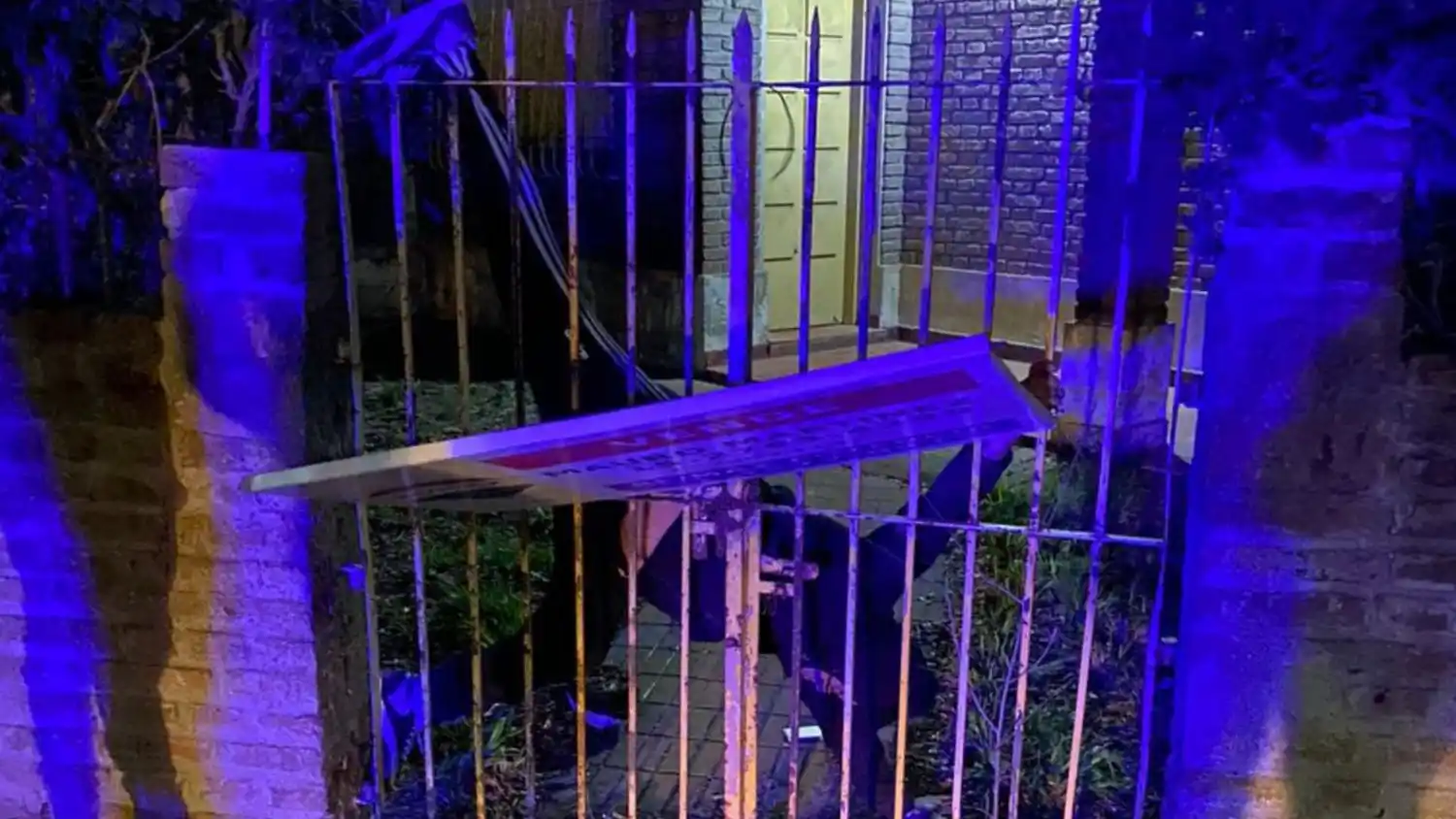 Florencio Varela: quiso saltar la reja de una vivienda y quedó colgado