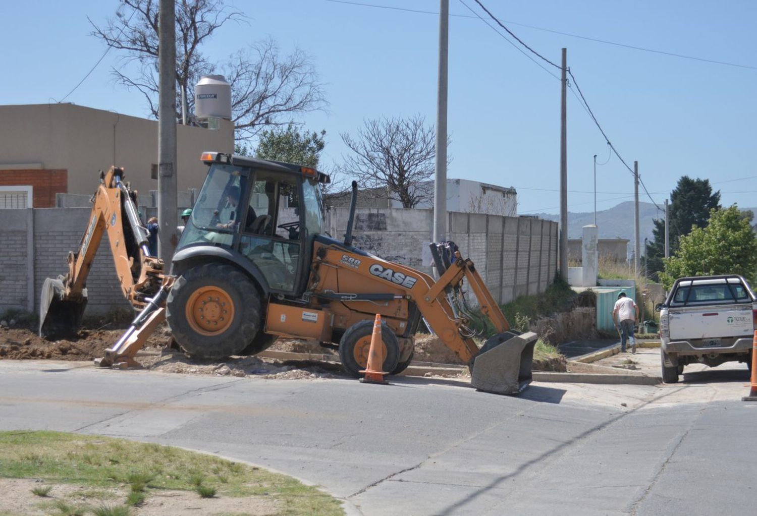 Avanzan los trabajos de mejora hacia el barrio Maggiori con veredas y juegos integrales