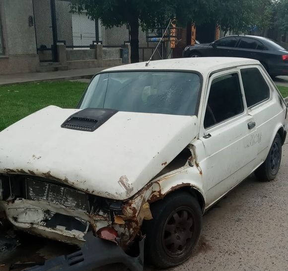 Insólito: les chocaron el auto estacionado, esperan un peritaje y ahora el municipio los intimó