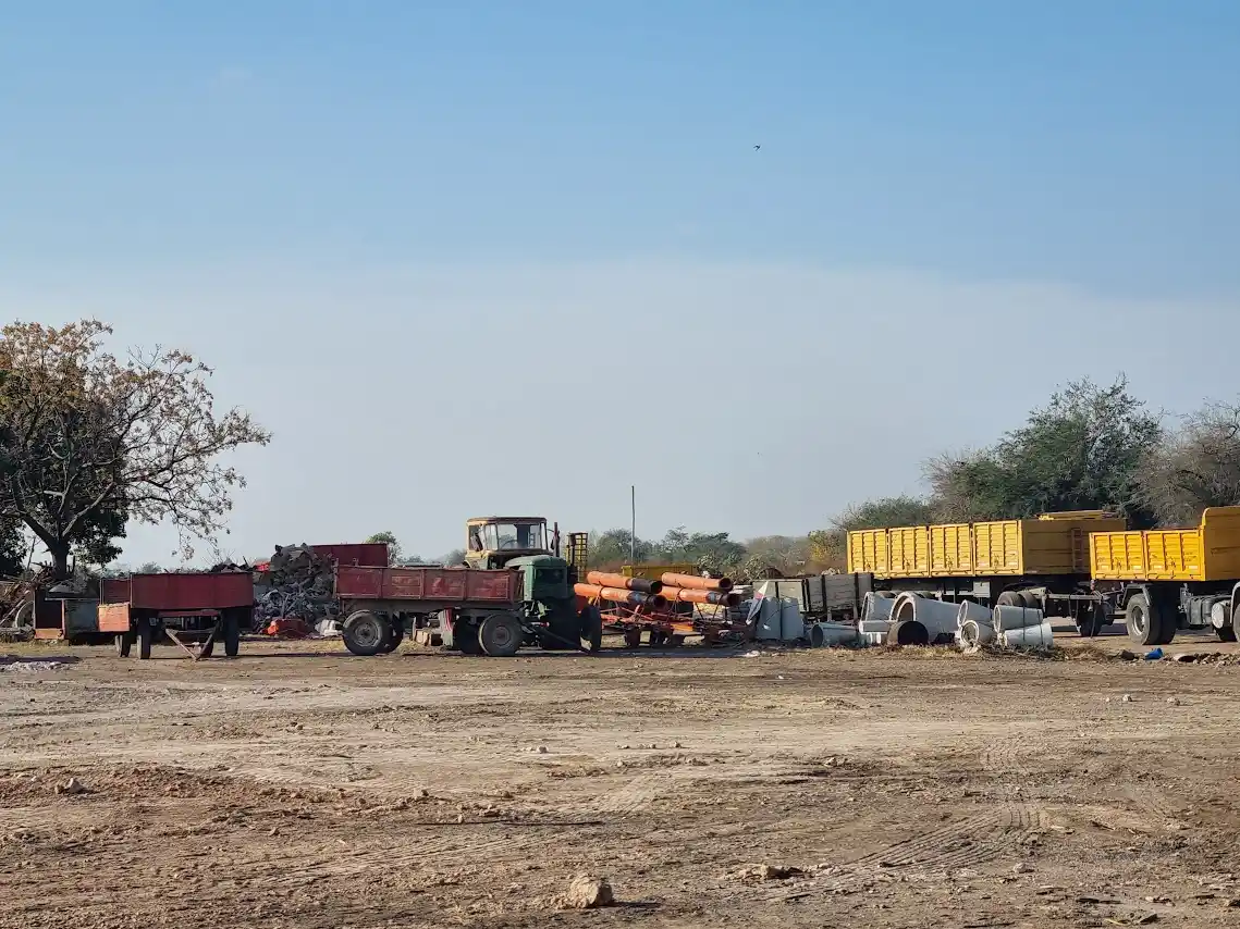 Gran parte del parque automotor municipal está en el corralón sobre calle Lucio Mansilla.