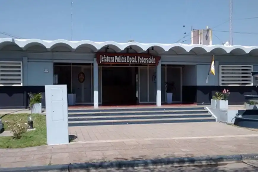 Allanaron la Jefatura y detuvieron a tres policías acusados de golpear a una persona
