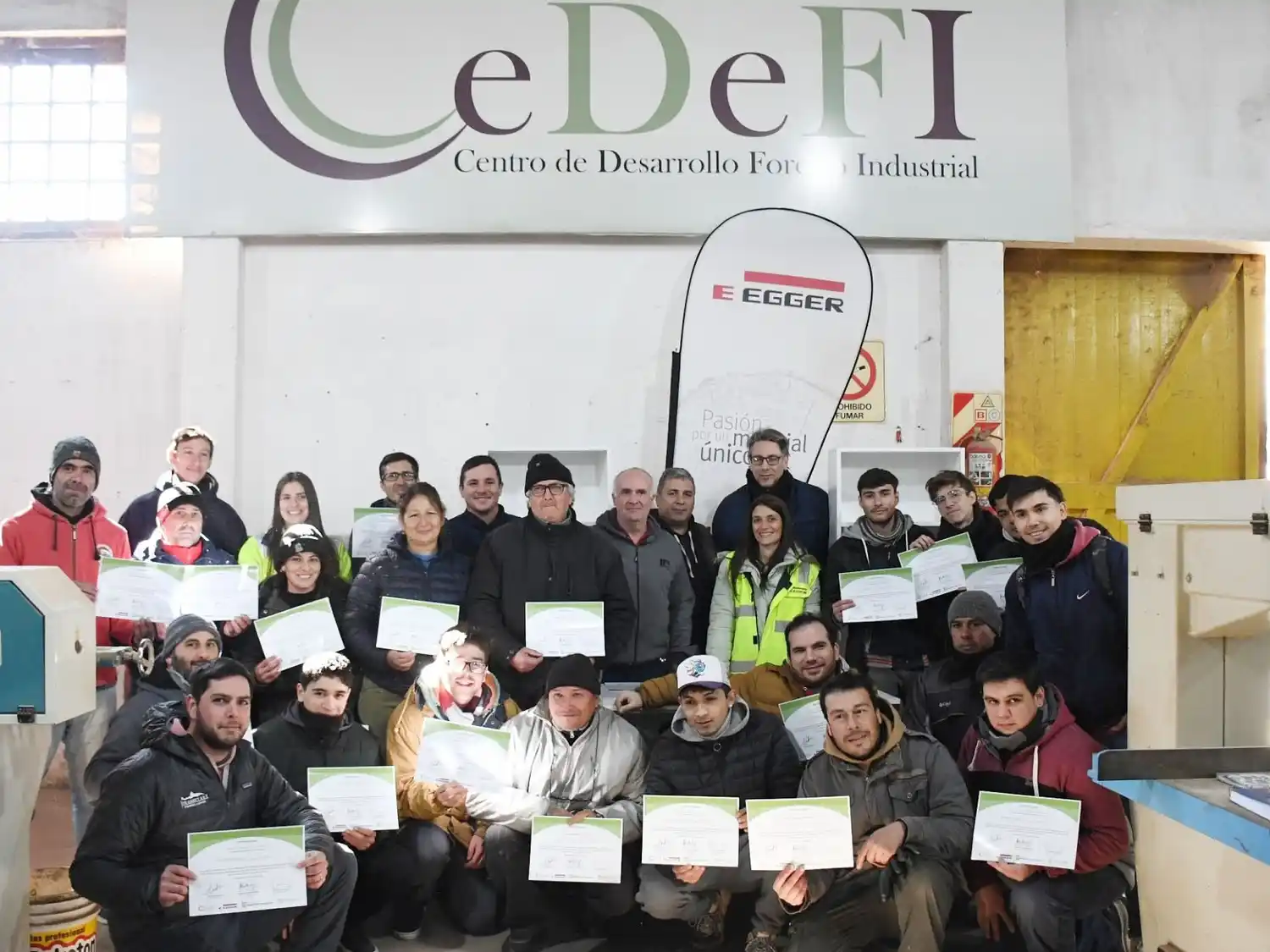 Finalizó el curso de armado de muebles con tableros