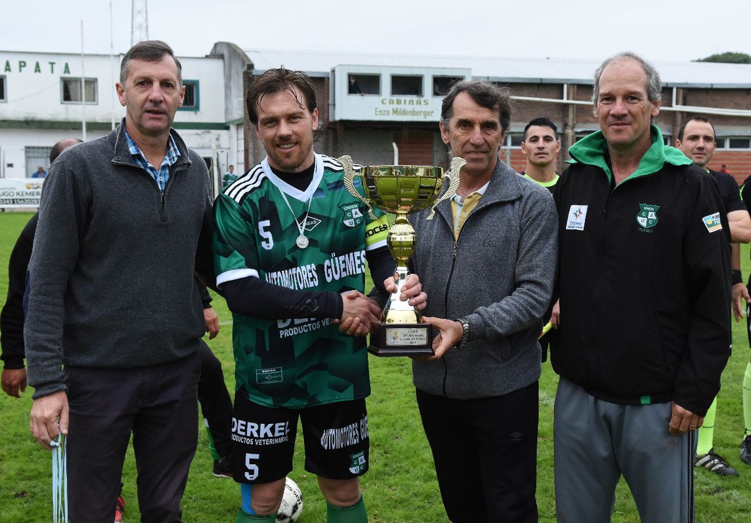 Recibieron la Copa ‘131º Aniversario de la Ciudad de Crespo’