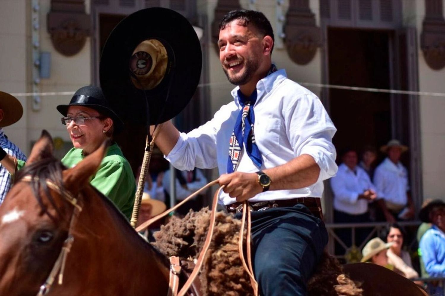 El cantante Lucas Sugo fue internado de urgencia tras ser pateado por un caballo