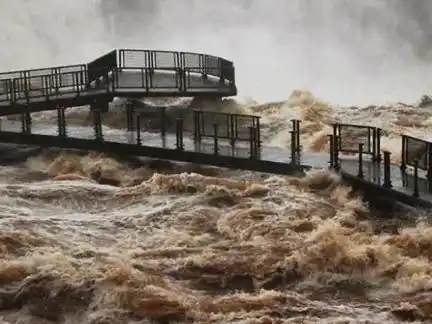 Las inundaciones obligaron a cerrar las cataratas del Iguazú