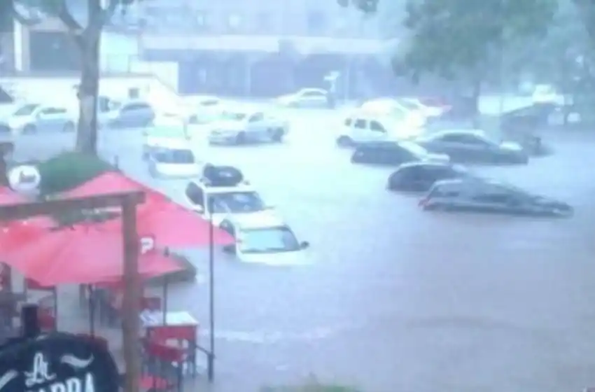 Fuerte temporal en Pinamar: una gran cantidad de autos quedaron bajo agua