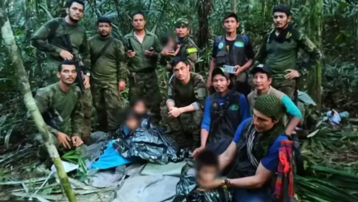 Imagen del momento del rescate de los cuatro hermanos Mucutuy tras permanecer 40 días perdidos en la selva amazónica. Foto: Ejército Nacional de Colombia.