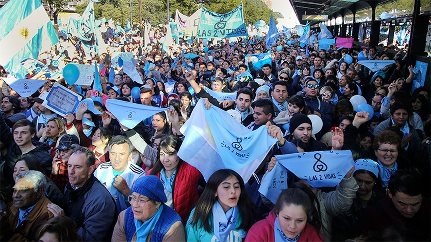 Masiva concentración en el Obelisco "a favor de las dos vidas"