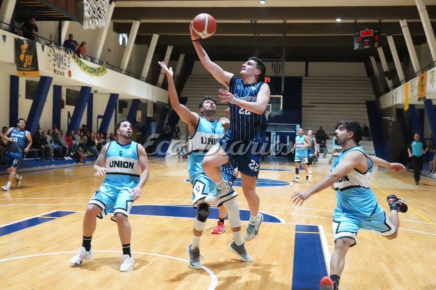 Juan Salinas ataca el aro. El 22 de Rivadavia aportó 14 puntos
