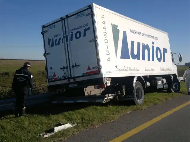 Un camión despistó en la autovía de la ruta 14