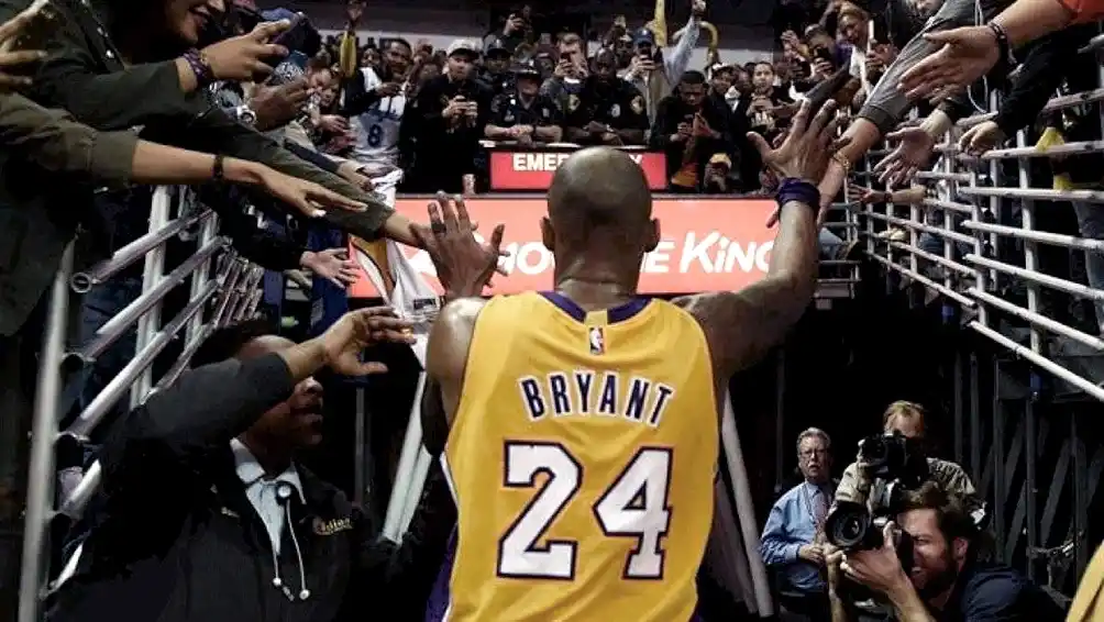 Pagan 33.000 dólares en una subasta por la última toalla que usó Kobe Bryant