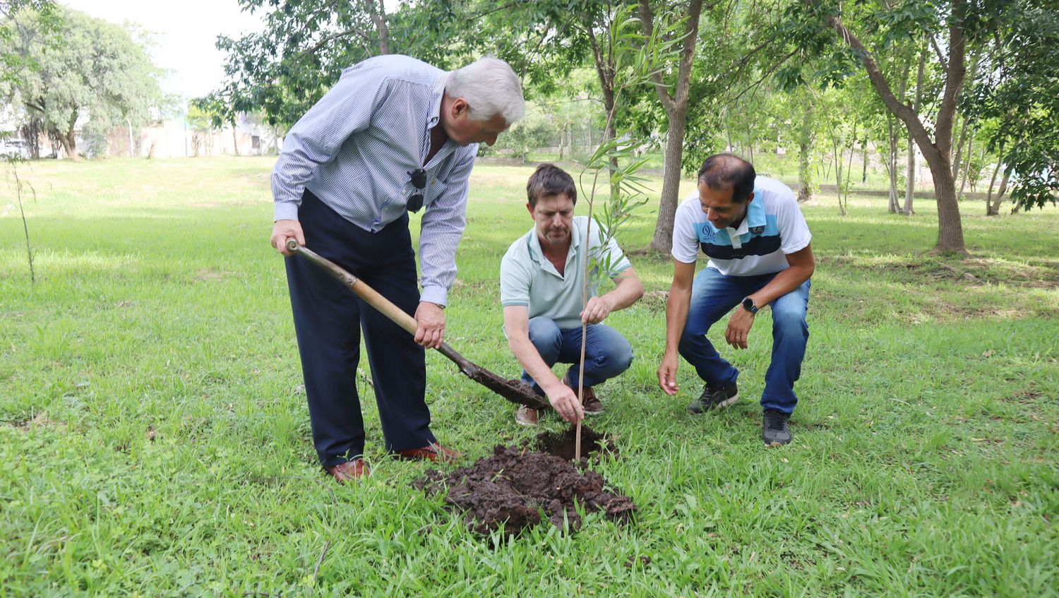 CARU donó especies de árboles nativos al Centro de Educación Física y al Club Ferrocarril