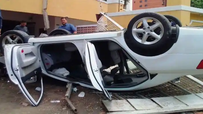 ABUELOS A BORDO DE UN VEHÍCULO caen al vacío en Lechería