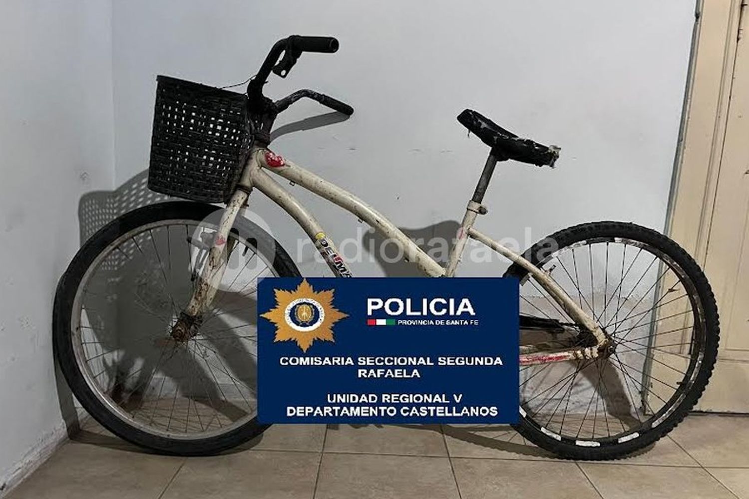 Le dejaron una bici apoyada en la pared frente a su casa, pero no era suya