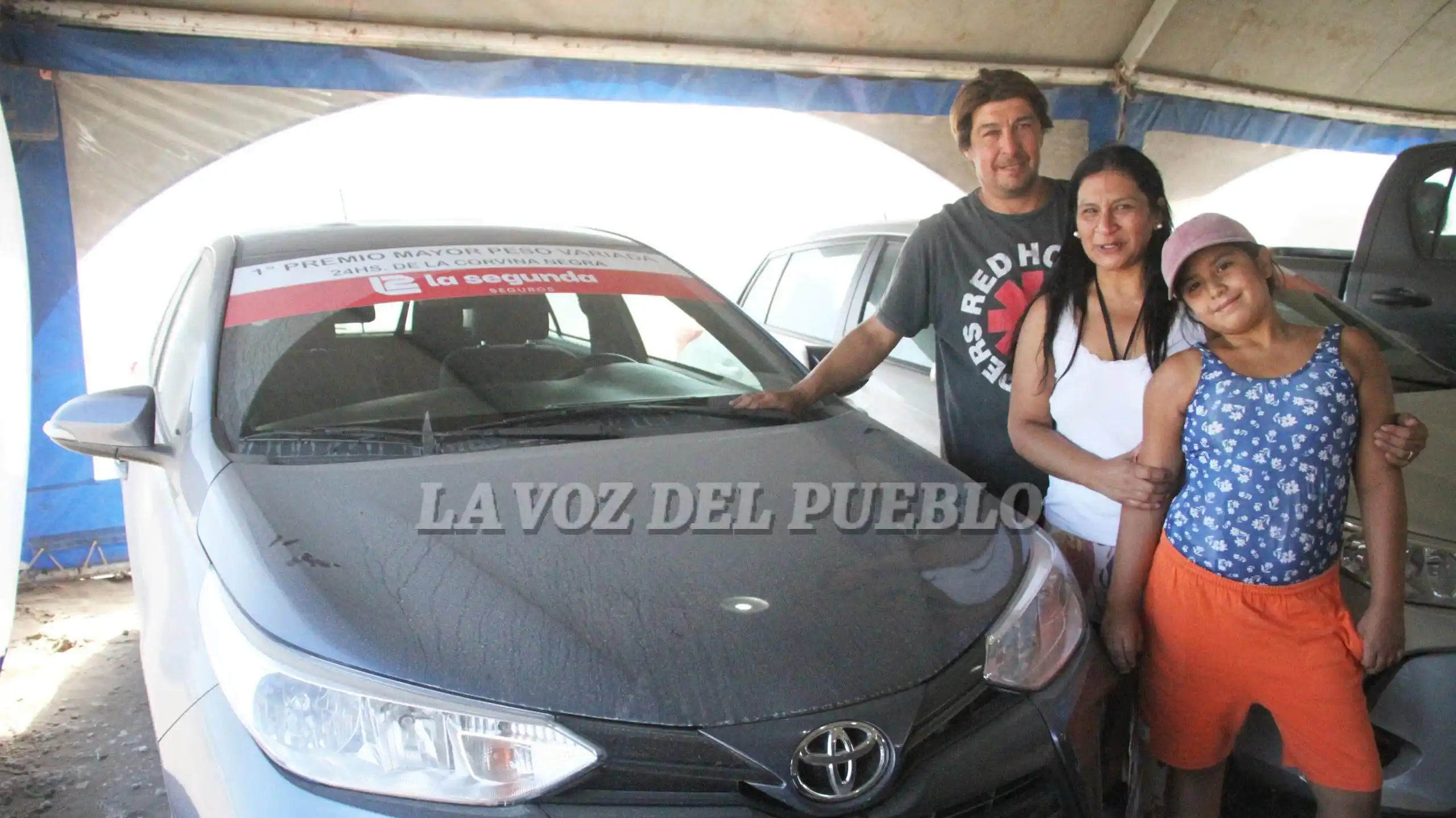 Juan Pablo Arballo junto a su familia, toca el Yaris que lo declara ganador de la Variada