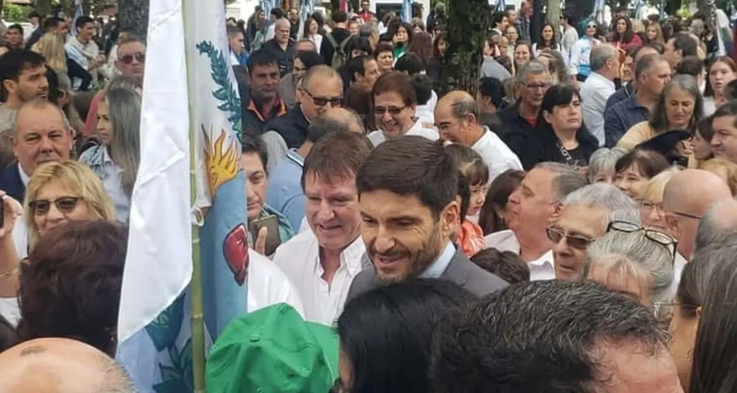 Después del acto por Malvinas, el gobernador Pullaro habló con vecinos de Reconquista y con los medios de prensa. Foto: Gentileza.