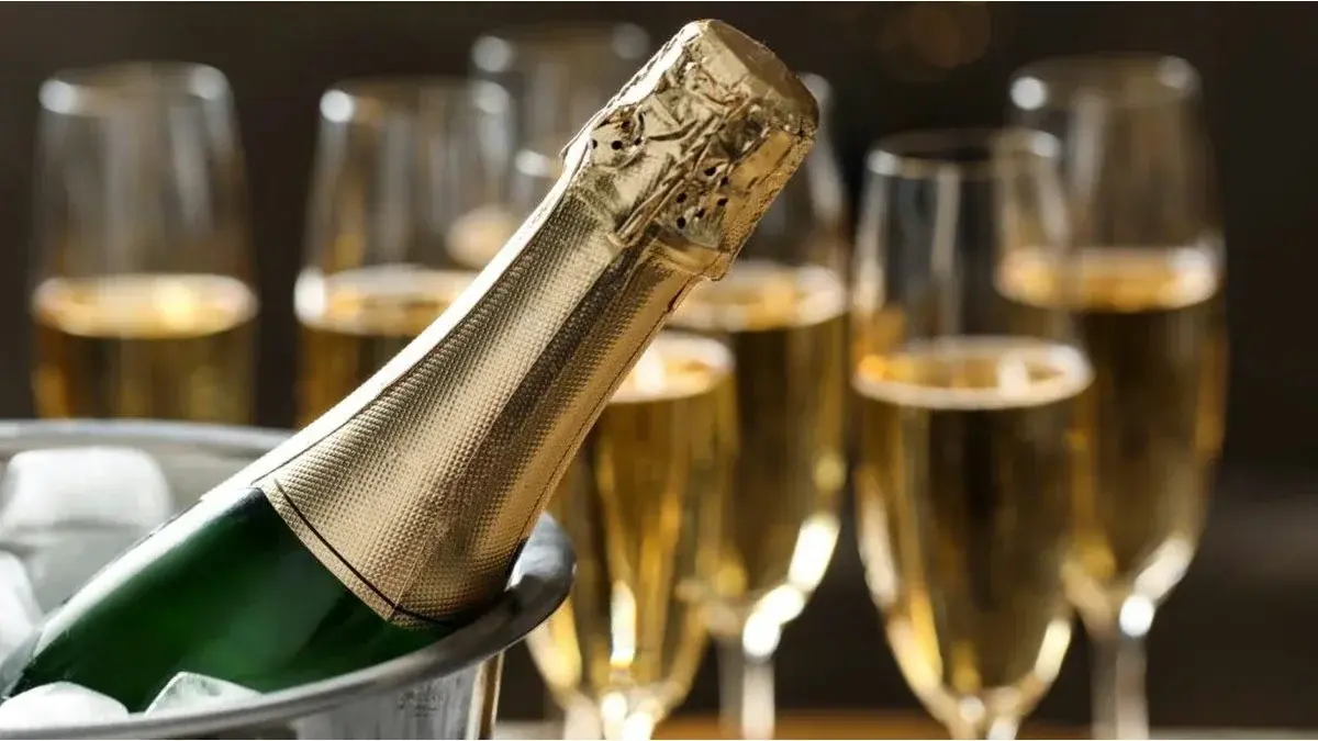 Día del Espumante: cómo se elabora, qué diferencia hay con el champagne y con qué comidas maridarlo