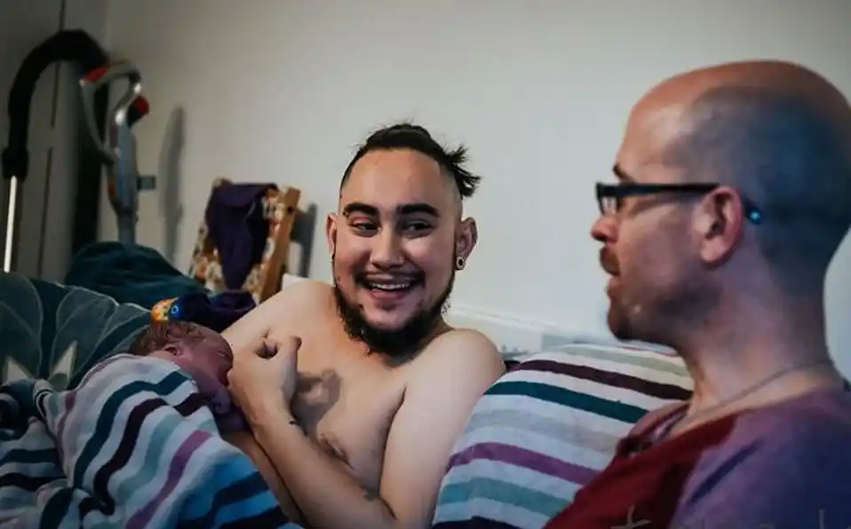 Fotos increíbles: el hombre trans que dio a luz a su hijo bajo el agua