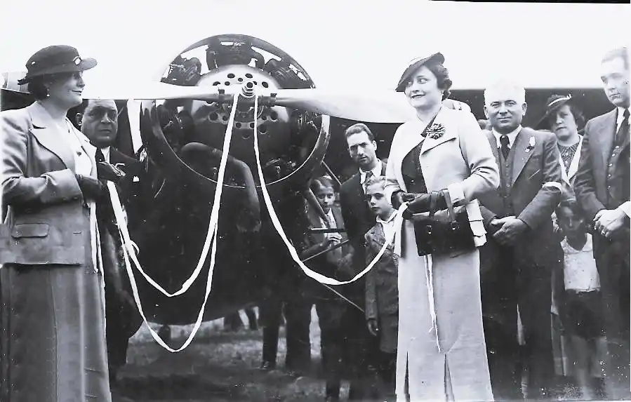 Silvina en el bautismo de un avión. Detrás, Santiago Puzzi. (Gentileza del Archivo Gráfico y Museo Histórico)