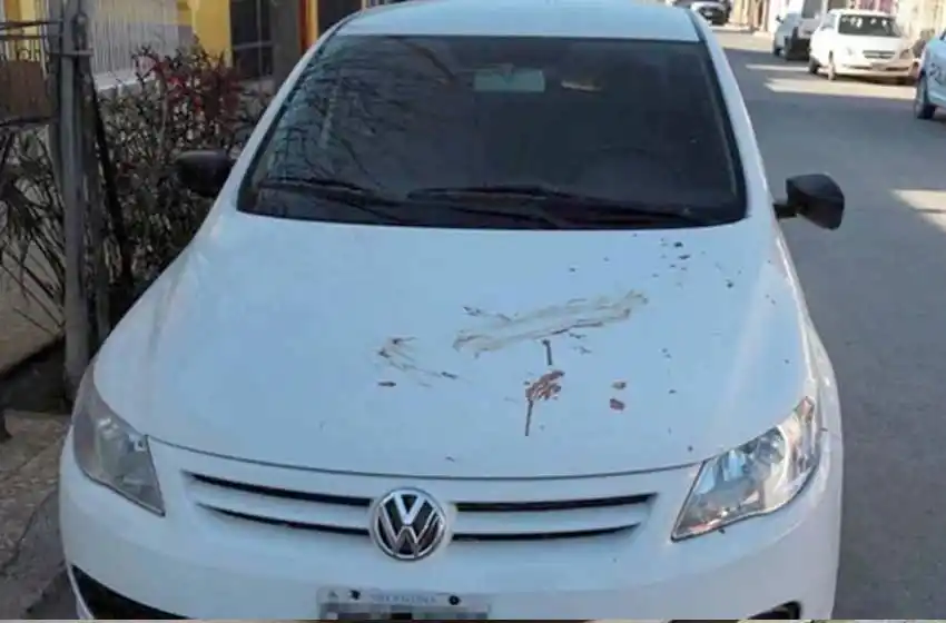 Conoció a una chica por Tinder, la citó para verse cara a cara, la golpeó y la violó