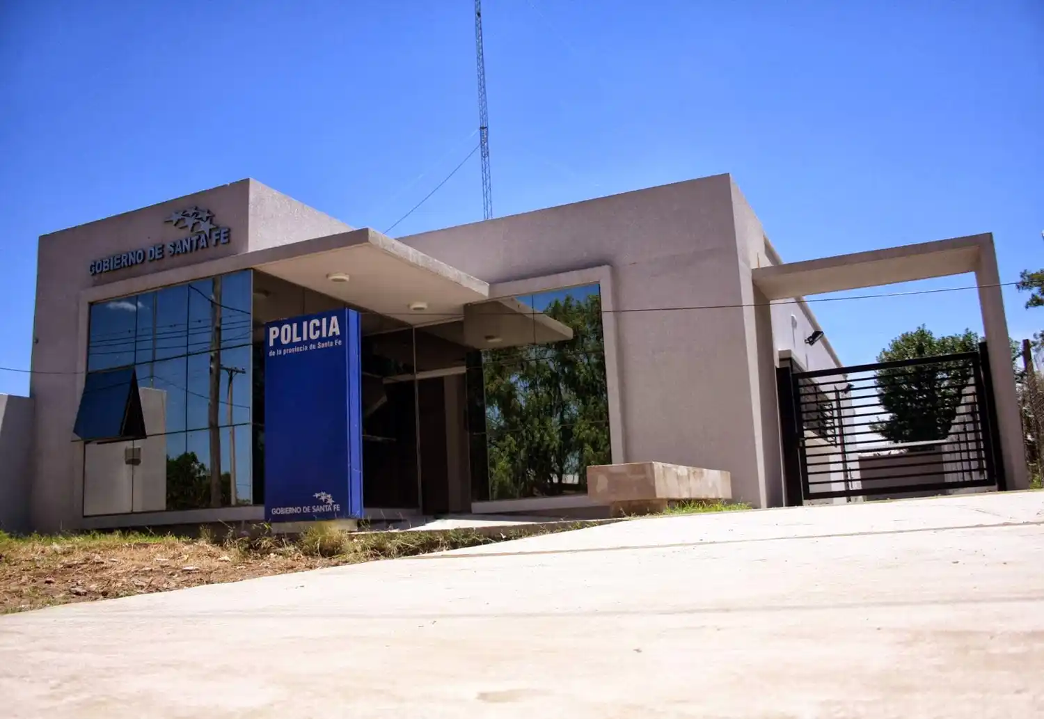 Amenazó a su ex pareja y se escondió debajo de la cama