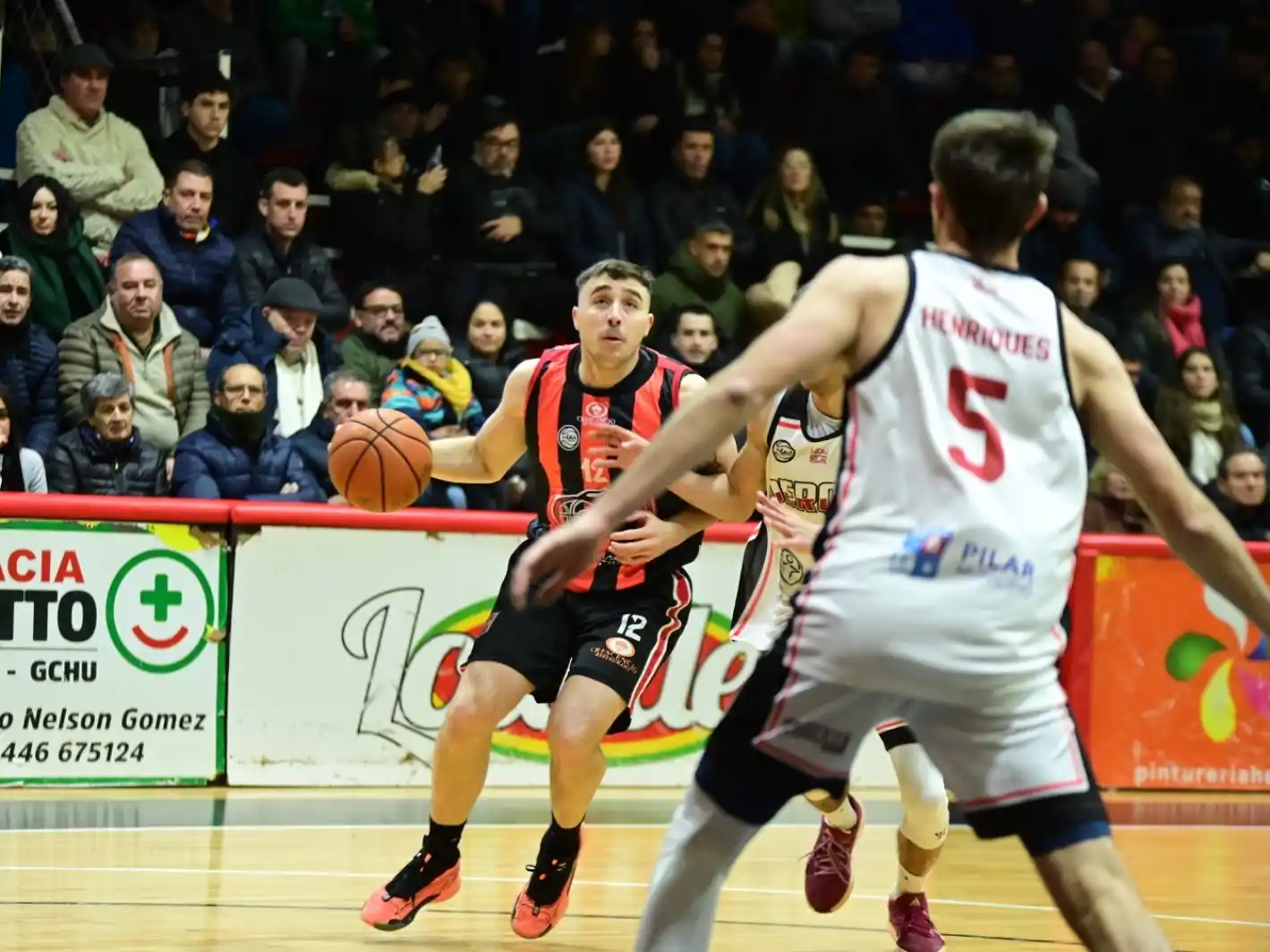 Leandro Quarroz lidera el rubro goleo en el Rojinegro con 17.6 puntos por juego.