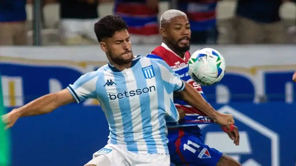 Marcos Di Césare, defensor central de la Academia, es el apuntado.