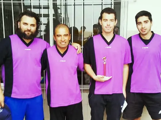 La vuelta de la camiseta violeta