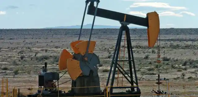 El petróleo cayó 7% y ahora se espera el impacto en las naftas
