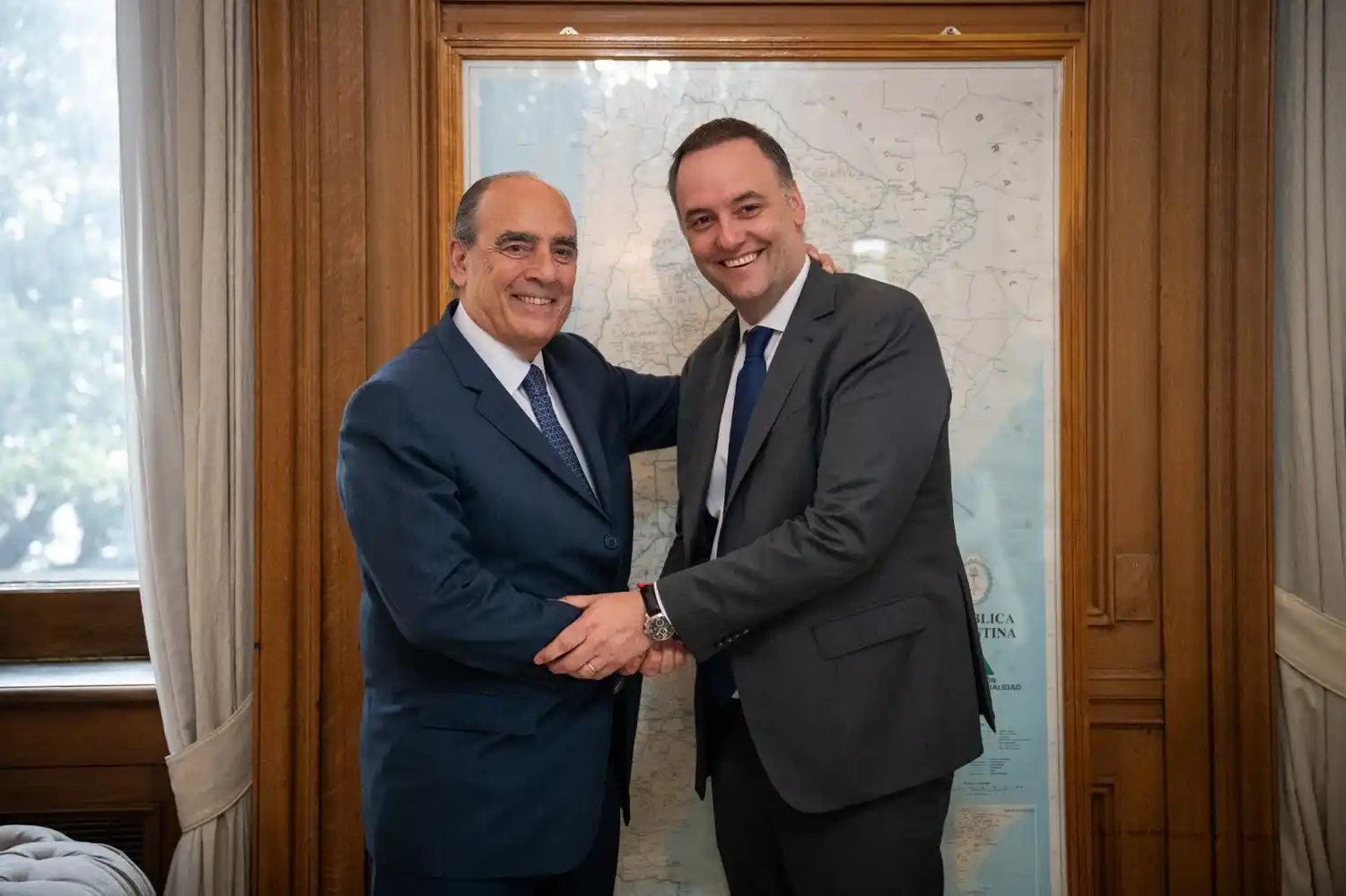 El jefe de Gabinete de Ministros, Manuel Adorni, mantuvo una reunión con Guillermo Francos, para coordinar la transición de los temas y proyectos vinculados a su cartera.