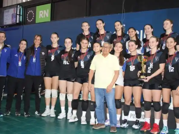 Santa Fe en la premiacion, con la jugadora de Almagro, Isa Gentillini .Foto: Todo a Pulmón14).