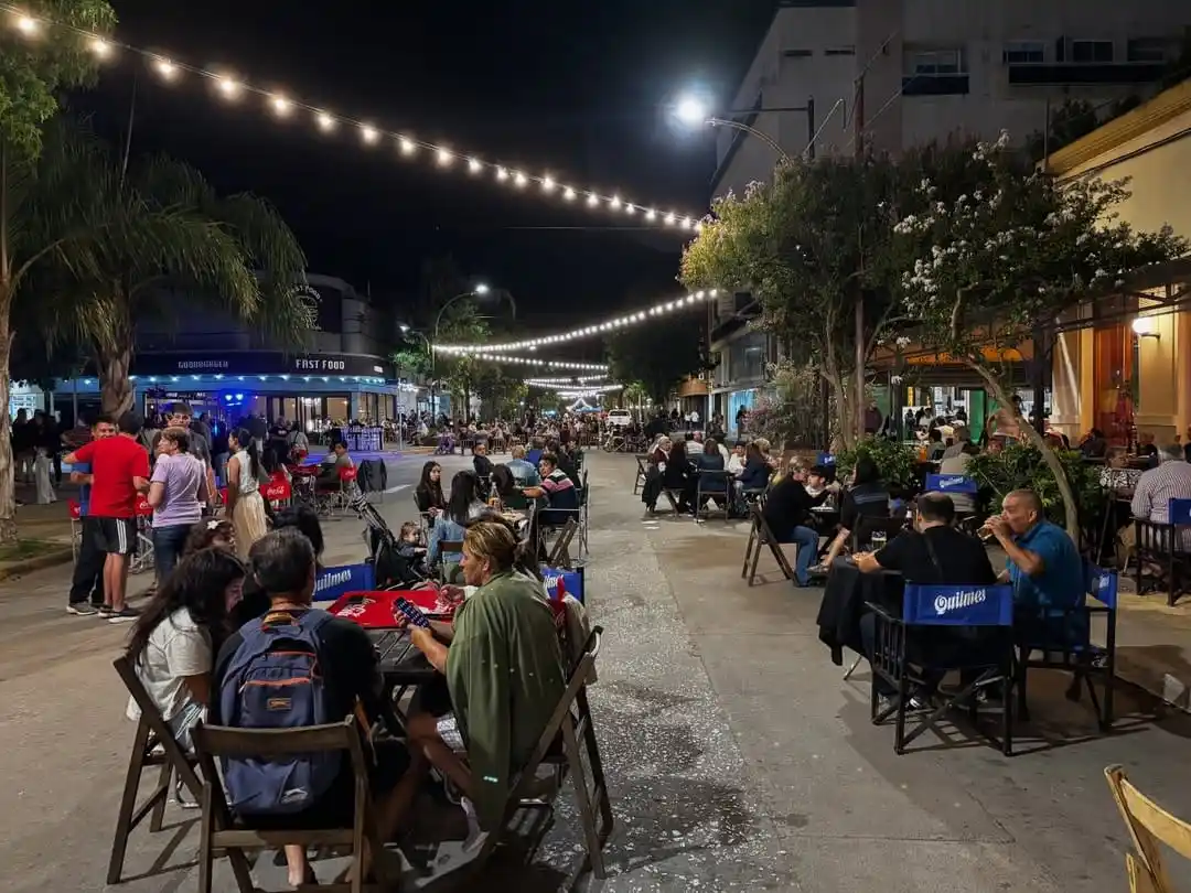 Gran convocatoria de vecinos y visitantes en el centro de la ciudad.  Foto: Gentileza.