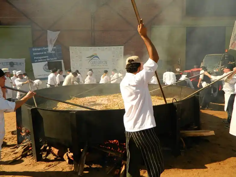 Ocho mil porciones de pollo con arroz se degustaron en los galpones del puerto