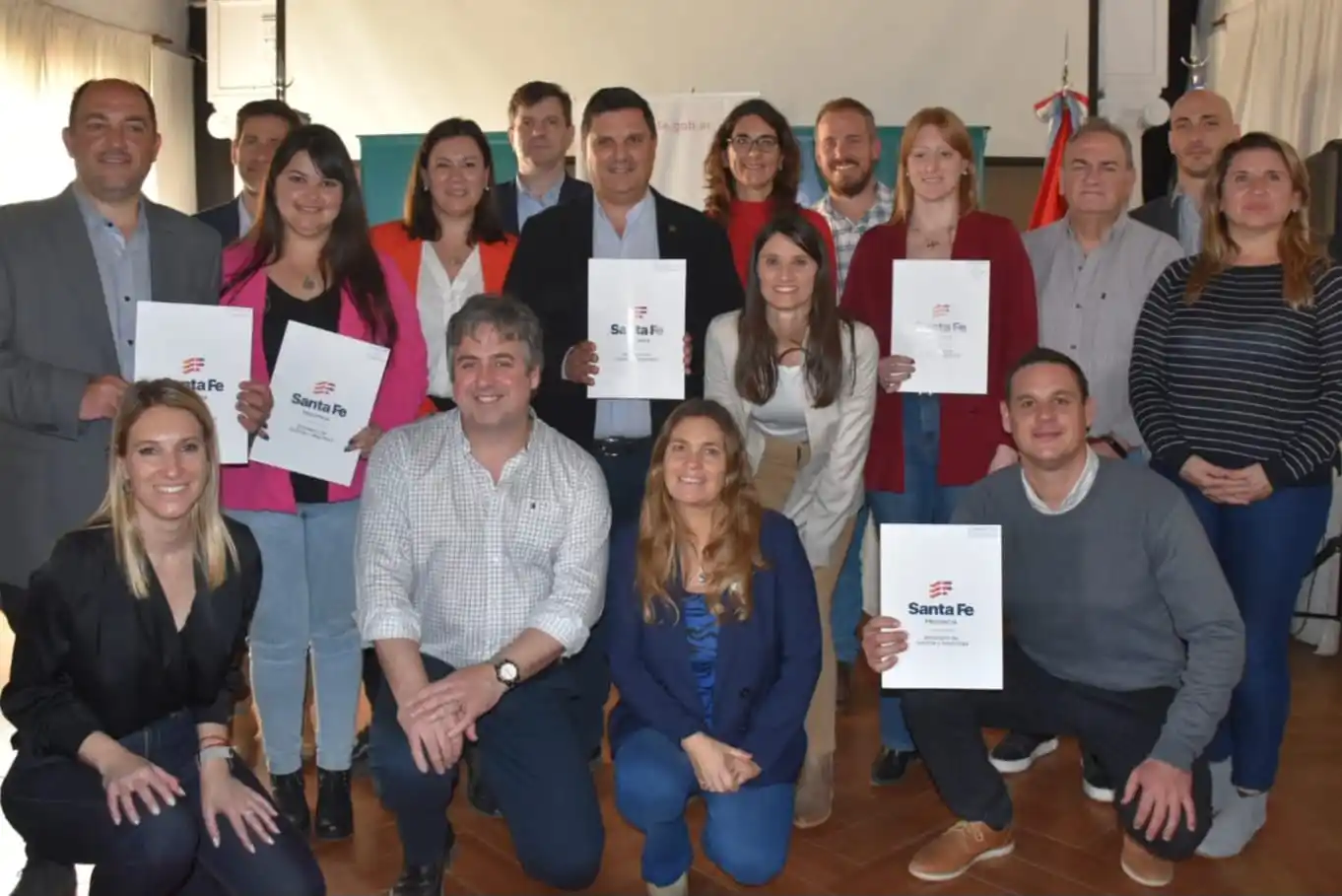 La legisladora junto al ministro de Seguridad y autoridades de localidades beneficiadas.