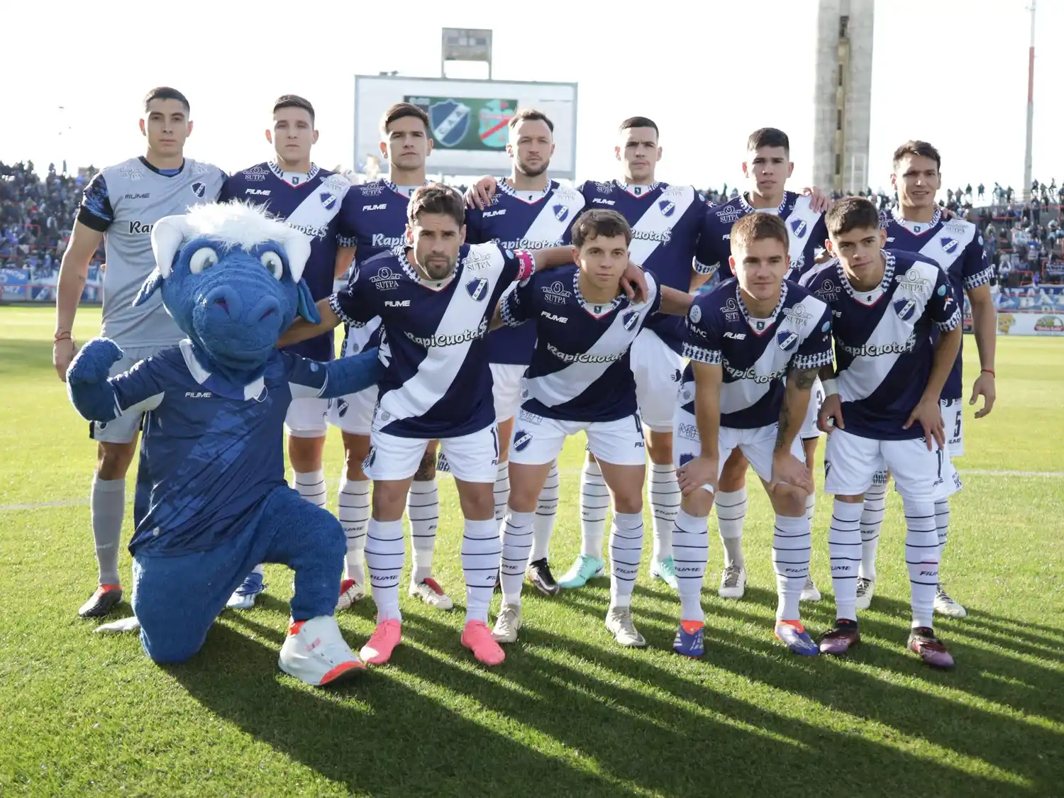 La formación de Alvarado en su última presentación de local.