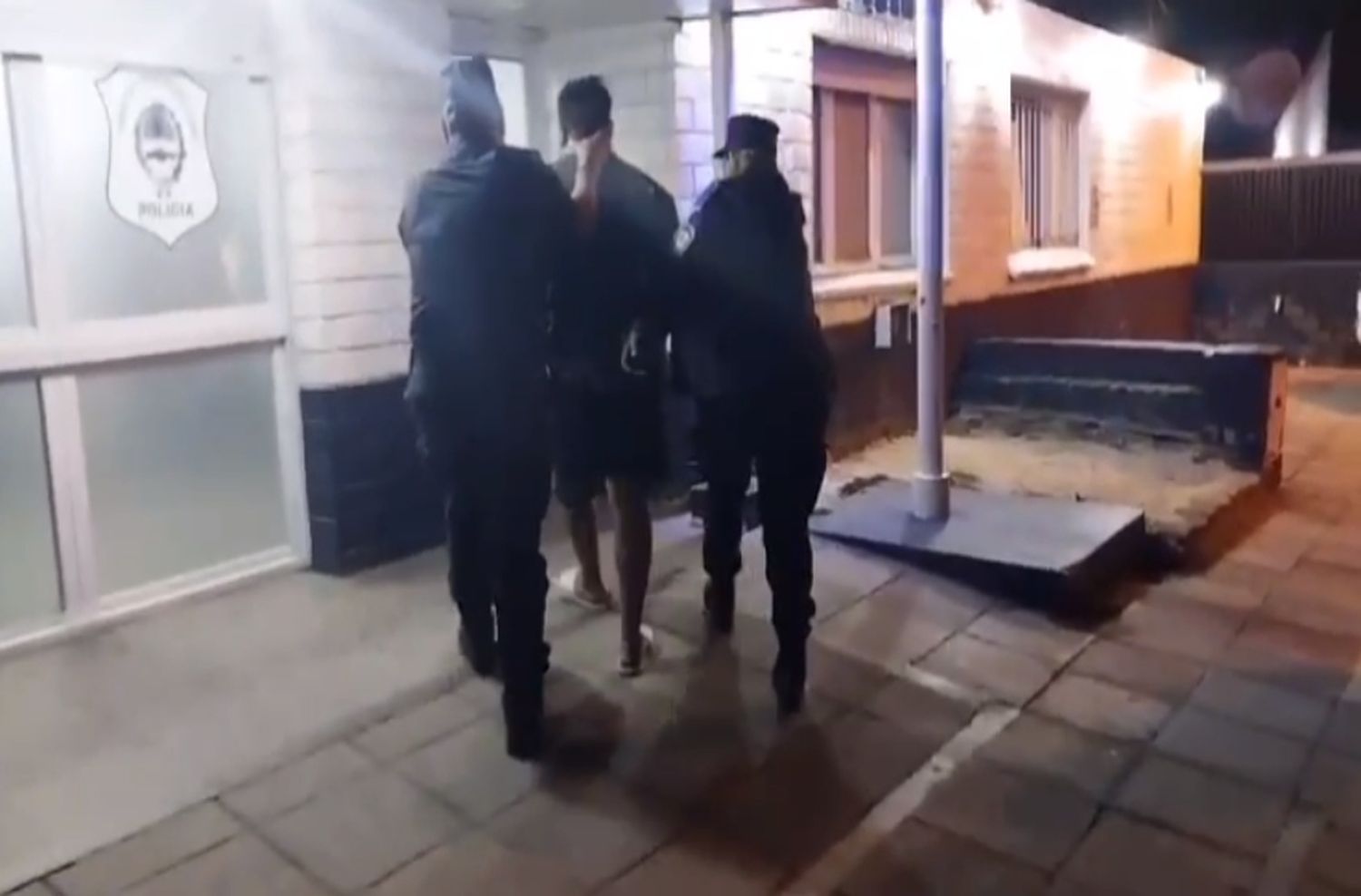 Robó latas de cerveza y lo atraparon bebiéndolas en la calle