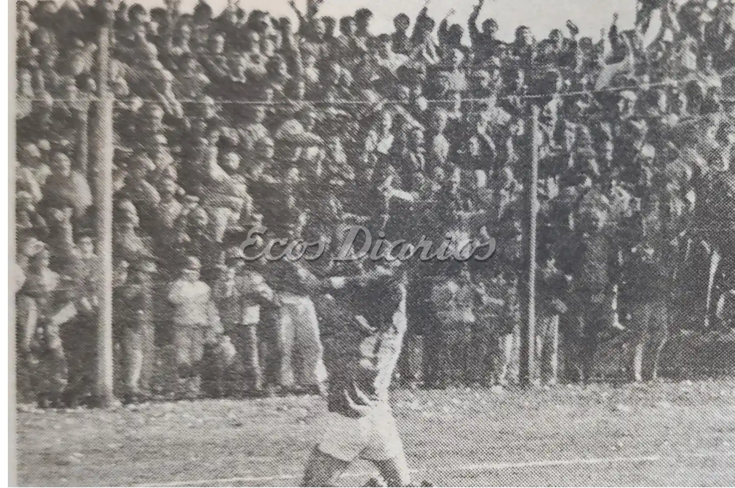El goleador Luis Eduardo Sánchez, de rodillas y en uno de los momentos cumbres del partido en Rivadavia y, tributa el único tanto a la tribuna local