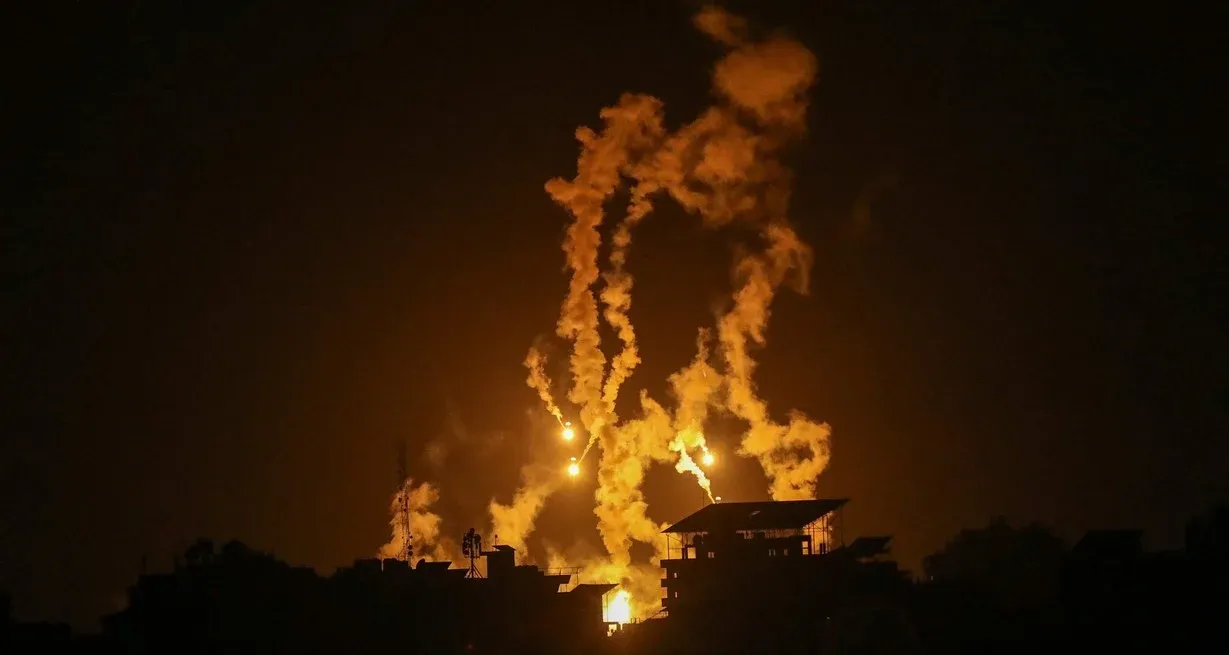 Las detonaciones del último bombardeo dentro del combate entre Israel y Hamás. Crédito: Mohammed Al-Masri/Reuters