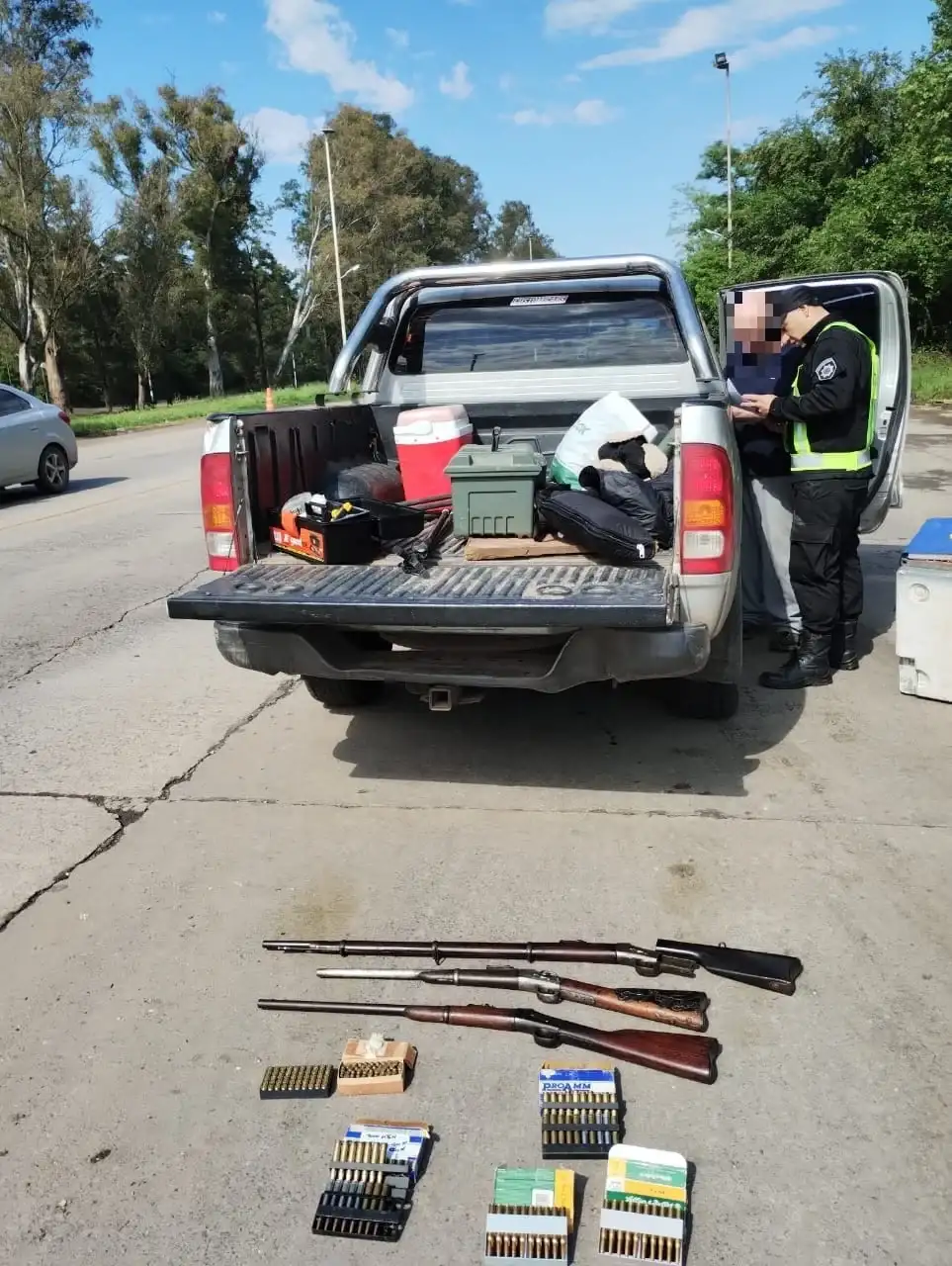 Venado Tuerto: secuestraron una camioneta, tres armas de fuego y numerosas municiones en un control sobre la Ruta 33 - 4