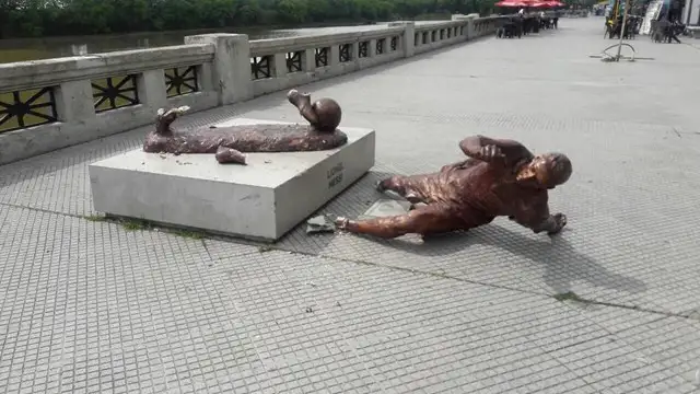 Destrozaron la estatua de Lionel Messi en Buenos Aires 