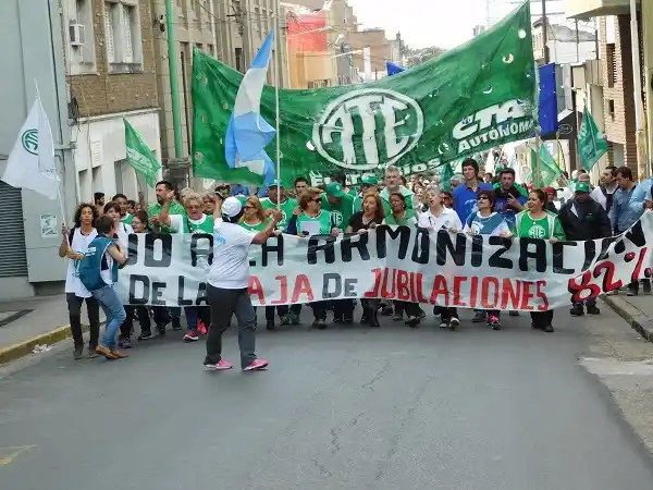 Los gremios estatales de la provincia preparan protestas para esta semana