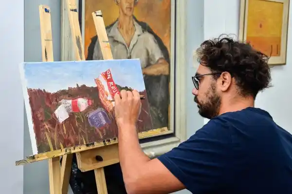 Se exhibe la colección del histórico museo municipal de bellas artes en la Vieja Estación