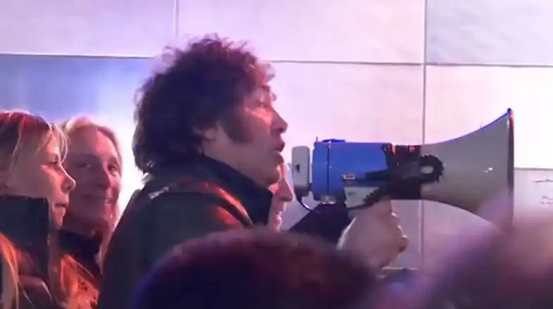 Milei arengó con un megáfono a sus seguidores en Mar del Plata y pidió que lo apoyen en las elecciones: “No aflojen”