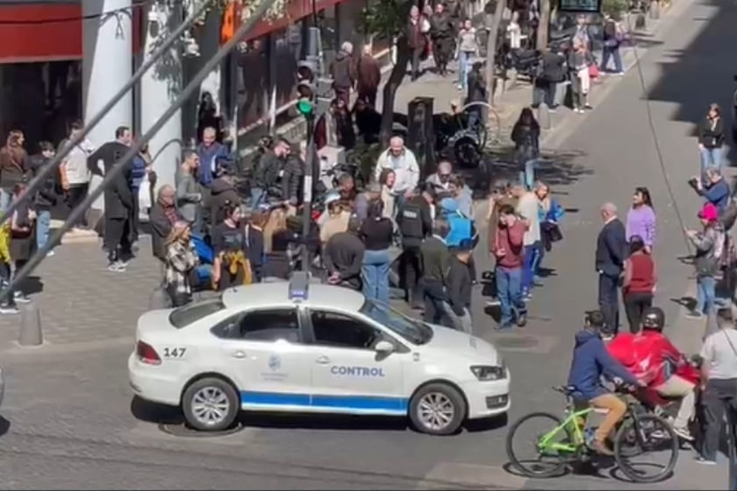 Detención civil en microcentro: peatones frenaron a un delincuente que asaltó un comercio e hirió a una mujer