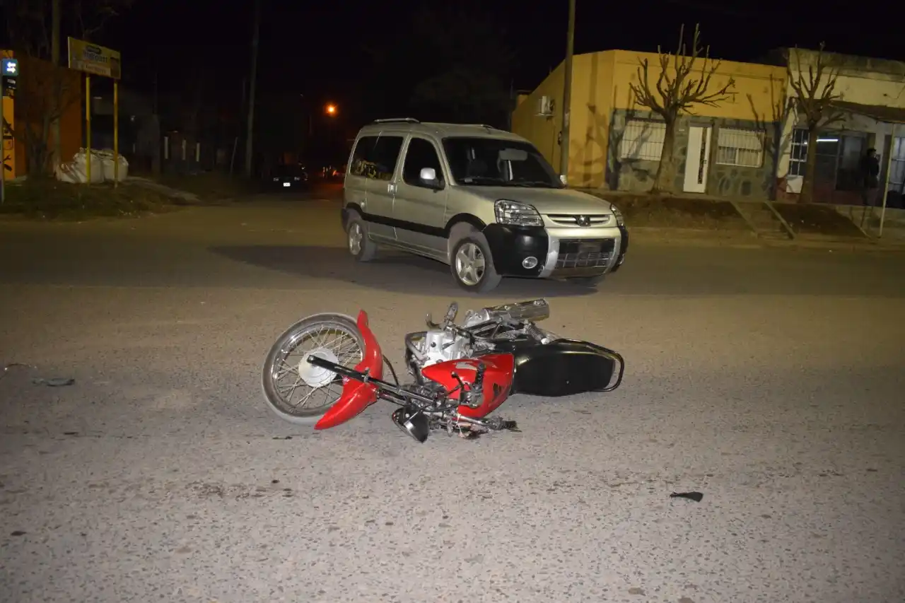 Choque entre moto y camioneta: una mujer terminó con fracturada 