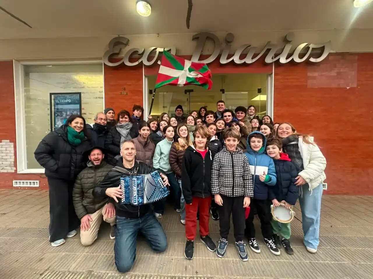 Con la trikitixa, la bandera vasca y representantes de distintas generaciones, la comunidad vasca visitó Ecos Radio en el día de San Ignacio de Loyola.