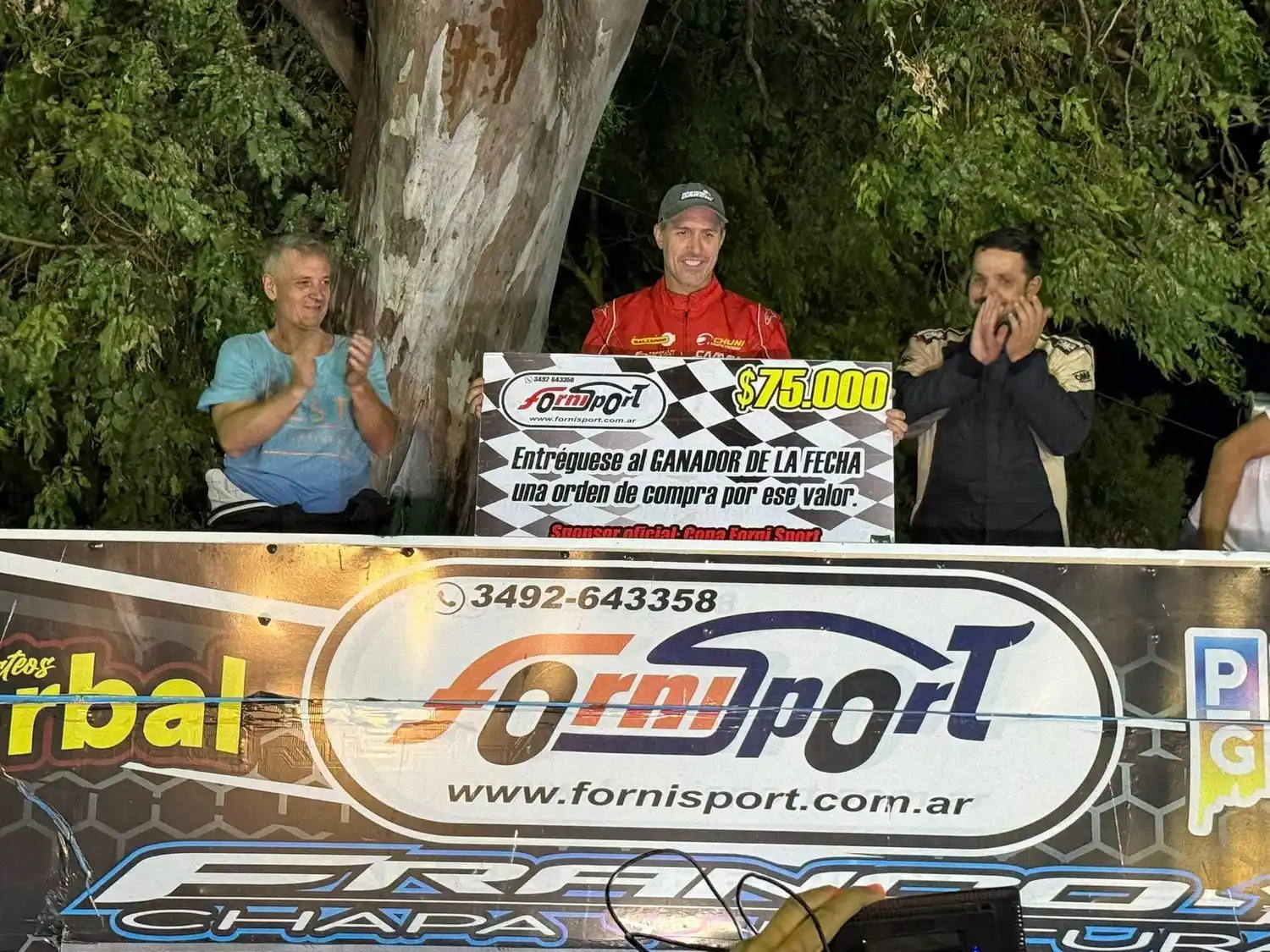 García(centro) encabezando el podio junto a Bonomo y Bacci.Foto:Asoc.Midgets del Litoral