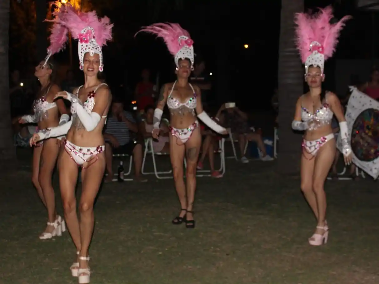 Hernández dio inicio a los Corsos Municipales 2024 con una noche a puro carnaval